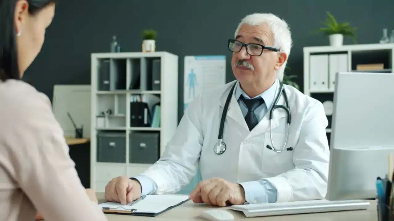 Deteksi Dini Kanker Prostat: Panduan Lengkap Medis 2 doctor patient medical consultation
