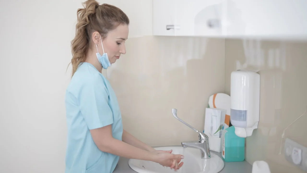 Cara Mengobati Campak secara Efektif dan Tepat di Rumah 4 face mask hand washing clean bedroom