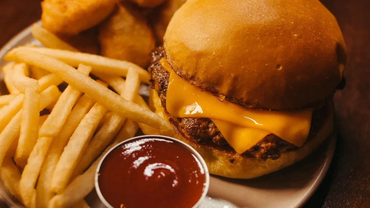10 Makanan Penyebab Jerawat yang Wajib Dihindari 3 french fries burger