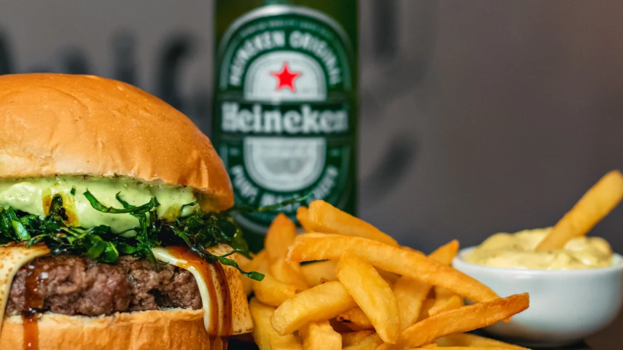 Makanan Penyebab Kolesterol Tinggi yang Harus Dihindari 4 french fries burger
