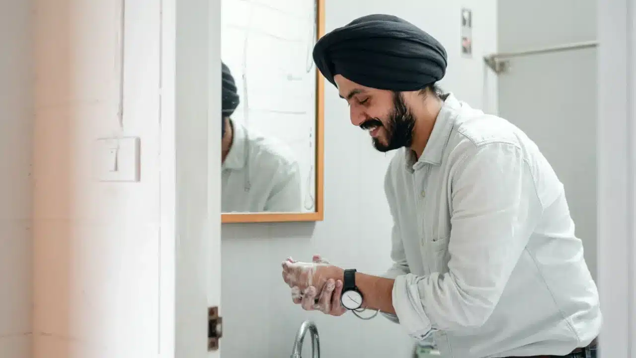 Cara Mencegah Cacar Air Efektif pada Anak dan Dewasa 3 handwashing sanitizer bedroom