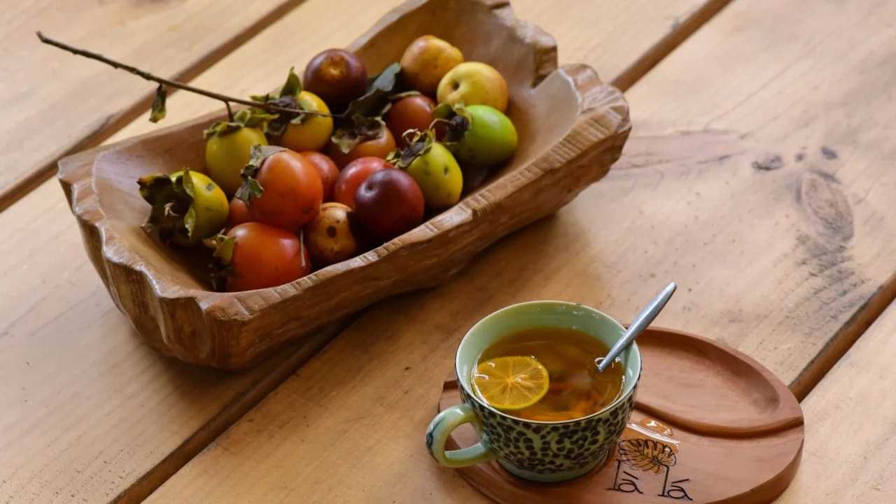 Cara Mengobati Campak secara Efektif dan Tepat di Rumah 3 healthy soup fresh fruit warm tea