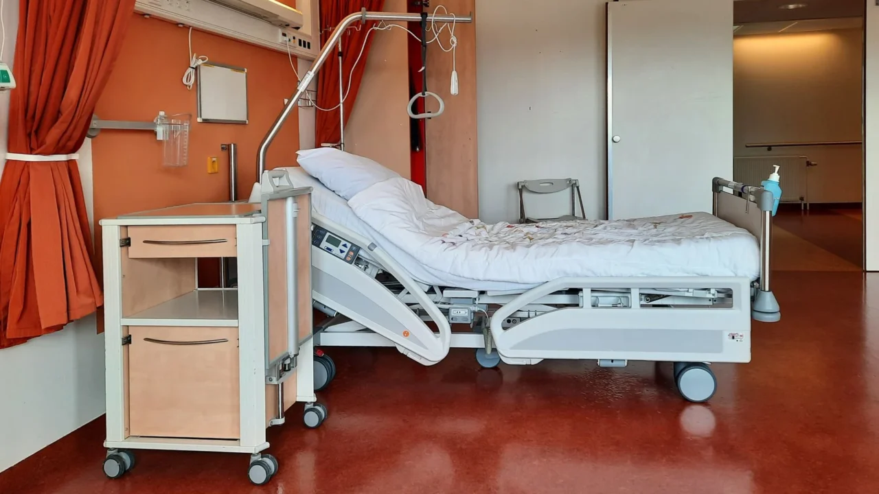 Panduan Pemulihan Setelah Operasi Batu Ginjal Lengkap 1 hospital bed recovery room