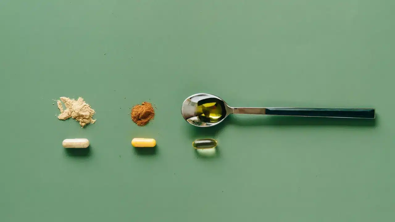 Cara Mengobati Campak secara Efektif dan Tepat di Rumah 2 medicine bottle syrup spoon tablet pills