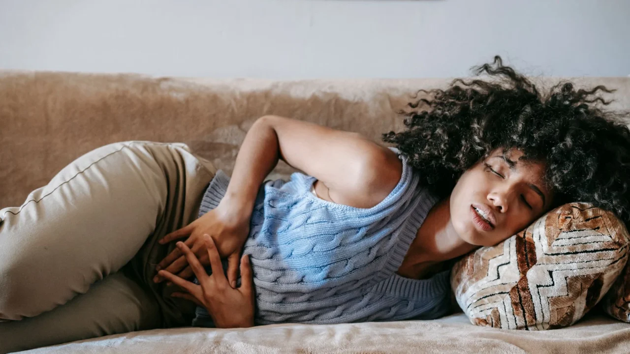 Ciri-Ciri Kista Ovarium dan Tanda Awal yang Perlu Diwaspadai 1 pelvic pain woman stomachache