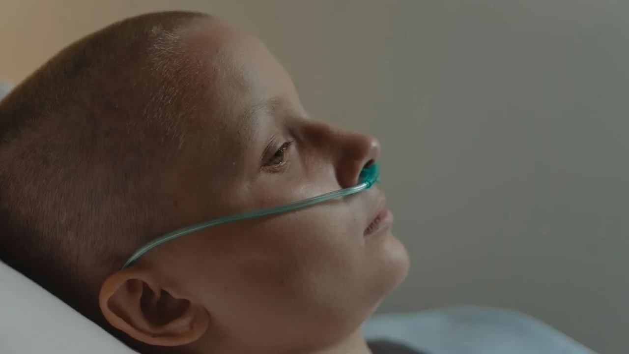 Gejala Bronkitis: Ciri, Penyebab, dan Cara Mengatasinya 3 senior breathing oxygen mask
