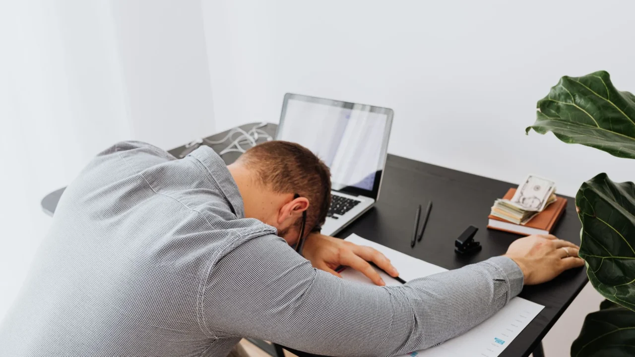 Faktor Risiko Stroke: Pemicu, Deteksi, dan Pencegahan 4 stress sleeping man
