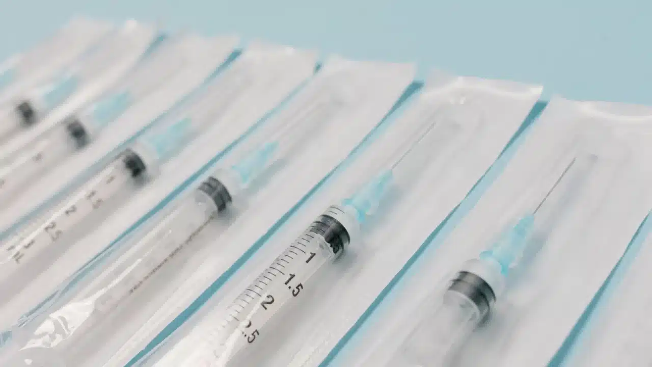 Cara Mencegah Cacar Air Efektif pada Anak dan Dewasa 2 vaccine injection syringe