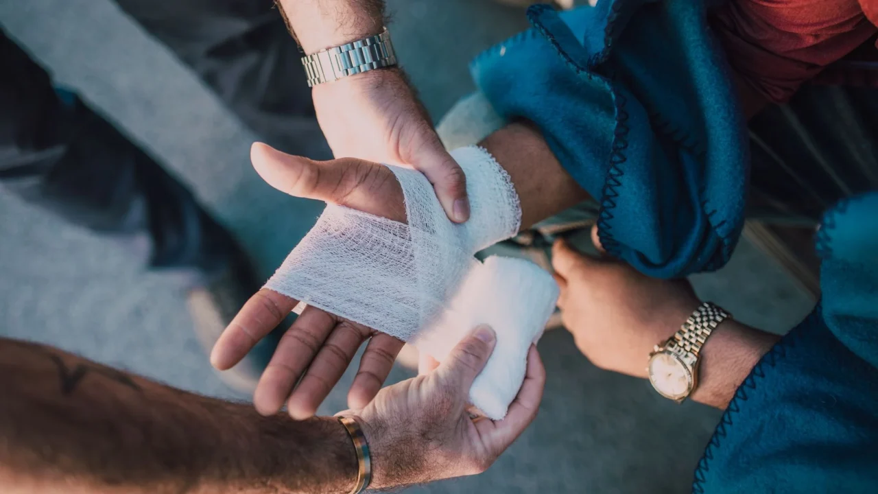 Panduan Pemulihan Setelah Operasi Batu Ginjal Lengkap 2 wound care medical bandage